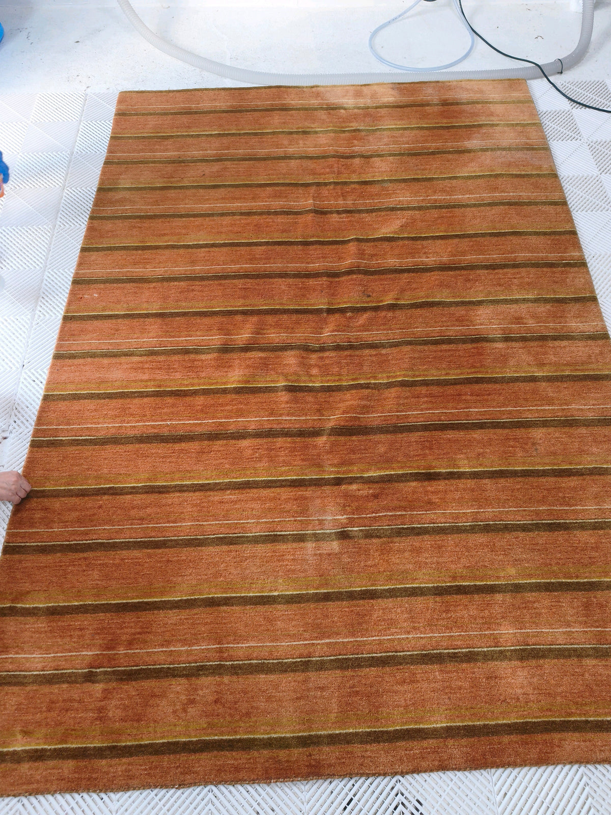赤茶色と茶色の横縞が入った大判ギャッベの洗浄前の全体像